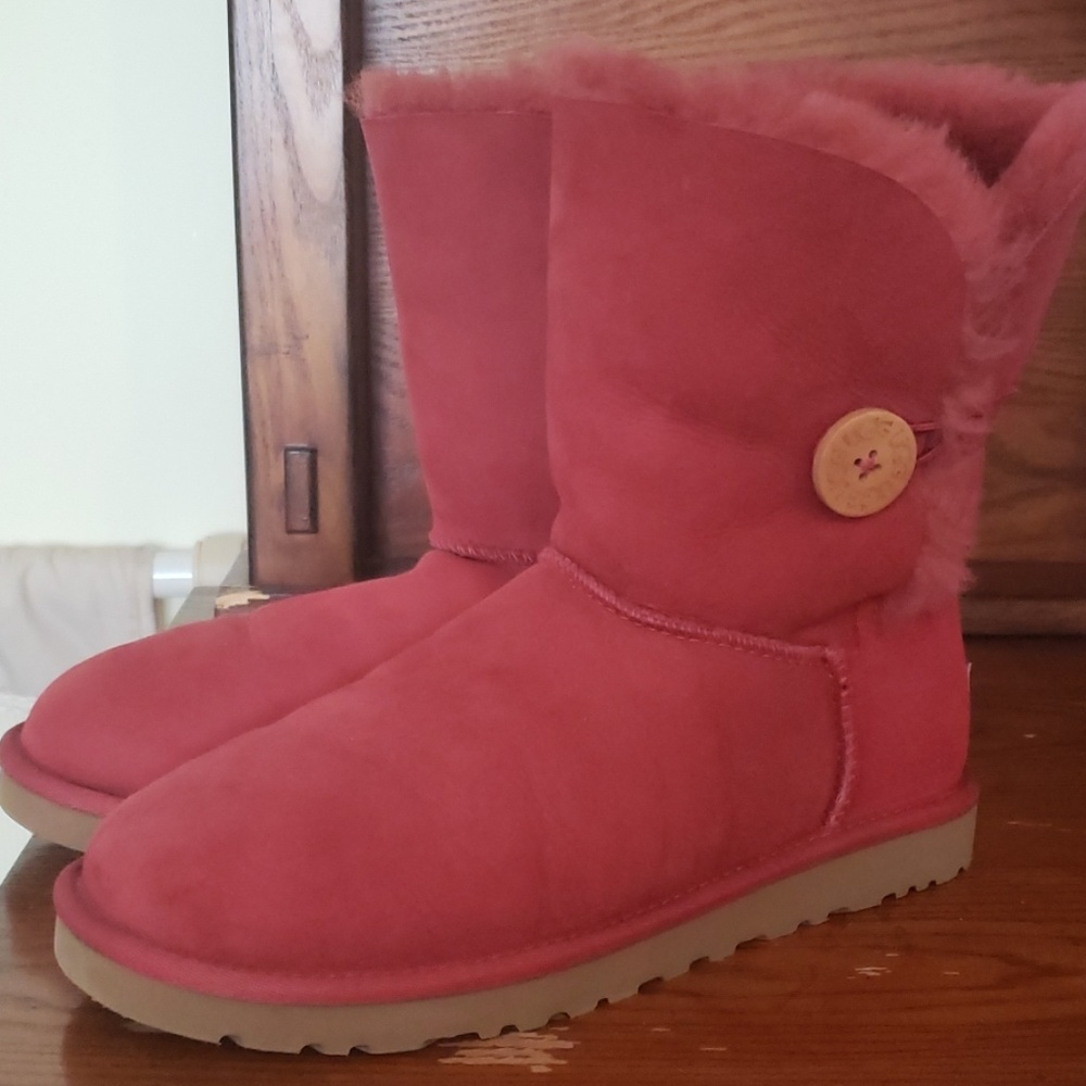 UGG Bailey Button